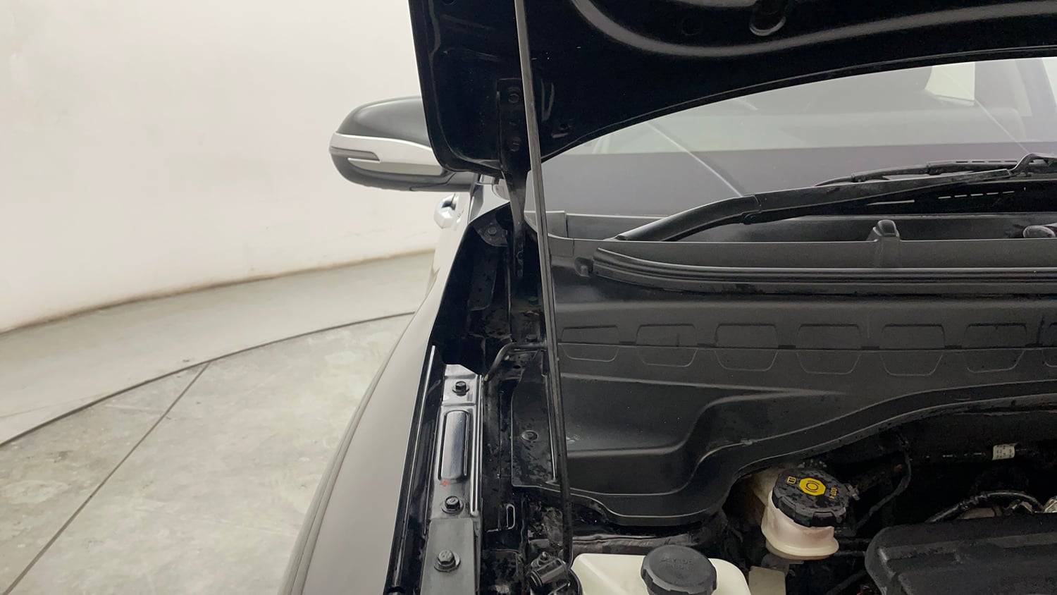 Used 2020 Kia Sonet GTX Plus 1.5 AT Diesel Automatic engine ENGINE RIGHT SIDE HINGE & APRON VIEW