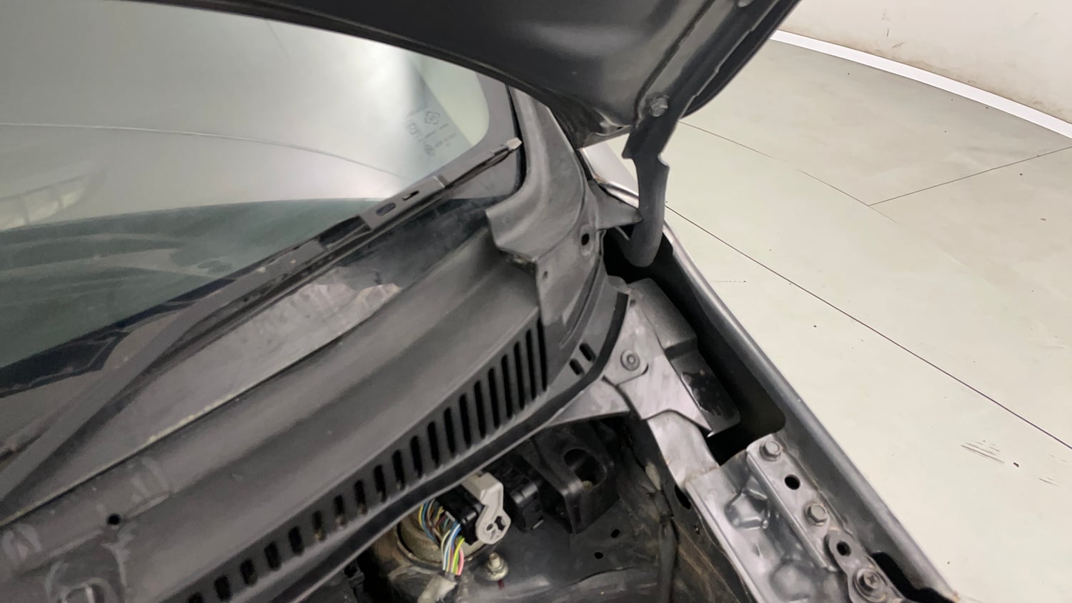 Used 2015 Maruti Suzuki Wagon R VXI Petrol Manual engine ENGINE LEFT SIDE HINGE & APRON VIEW