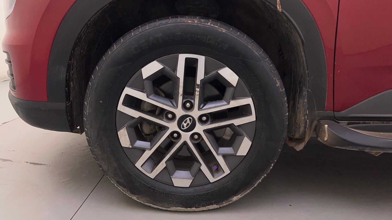 Used 2023 Hyundai Venue SX (O) 1.0 Turbo DCT Petrol Automatic tyres LEFT FRONT TYRE RIM VIEW