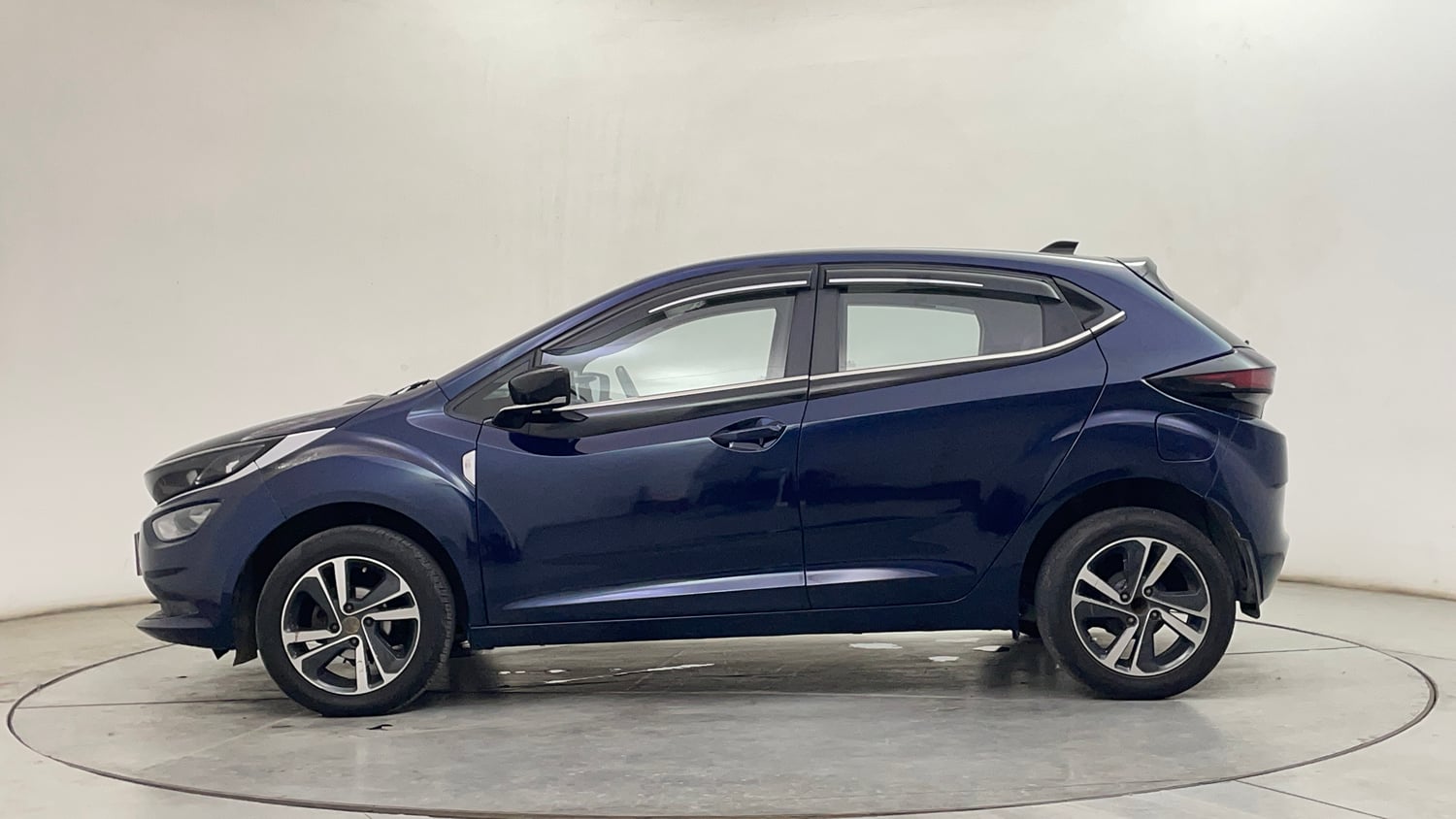 Used 2023 Tata Altroz XZ Plus (S) Petrol Manual exterior LEFT SIDE VIEW