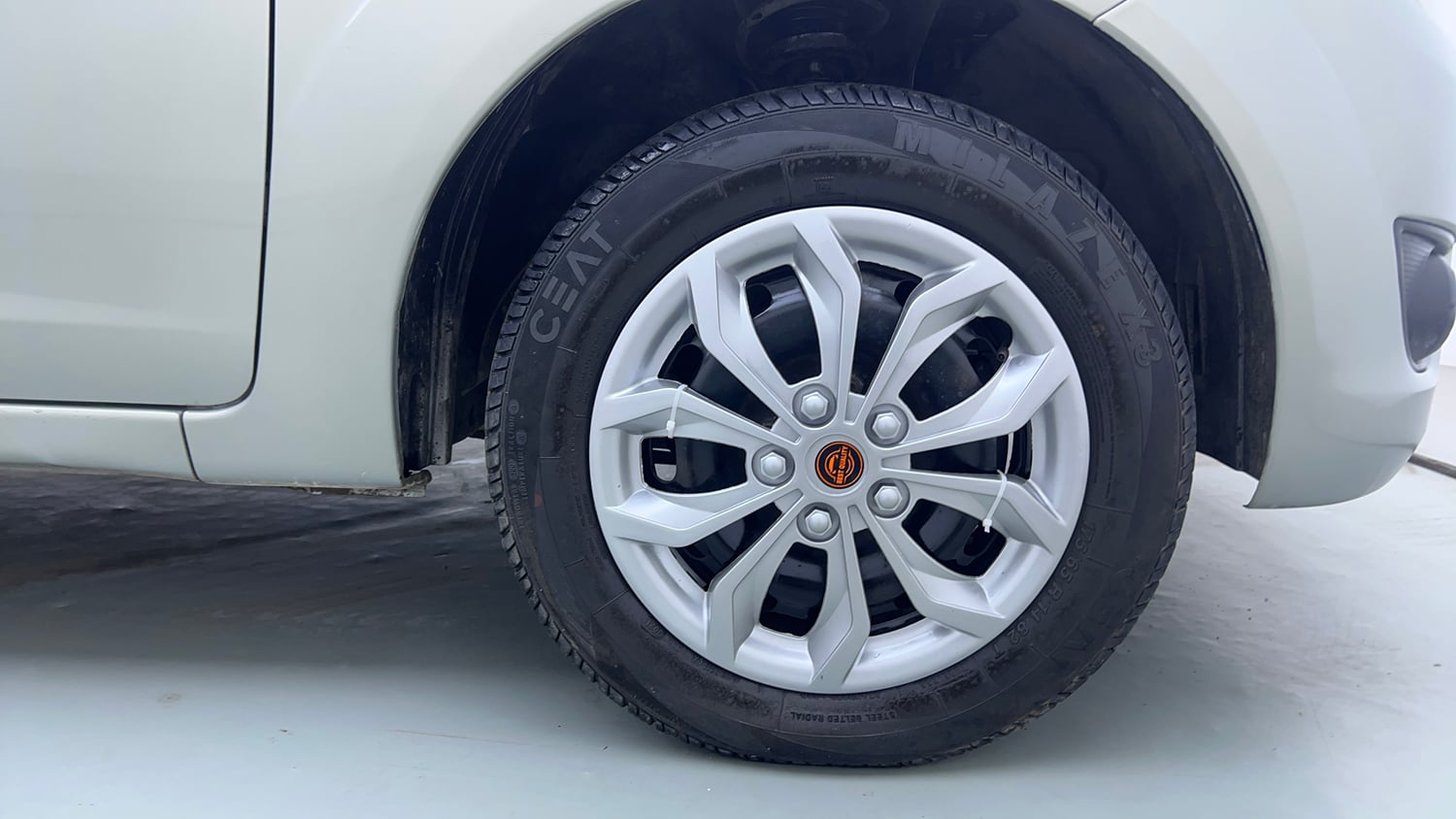 Used 2012 Ford Figo Duratec Petrol ZXI 1.2 Petrol Manual tyres RIGHT FRONT TYRE RIM VIEW