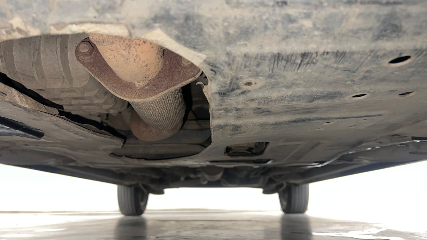 Used 2022 Mahindra XUV 300 W8 1.5 Diesel Diesel Manual extra FRONT LEFT UNDERBODY VIEW