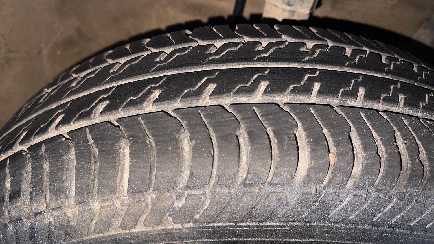 Used 2017 Maruti Suzuki Swift Lxi (O) Petrol Manual tyres RIGHT FRONT TYRE TREAD VIEW