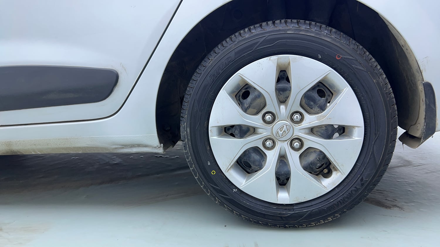 Used 2015 Hyundai Xcent S 1.2 Petrol Manual tyres LEFT REAR TYRE RIM VIEW