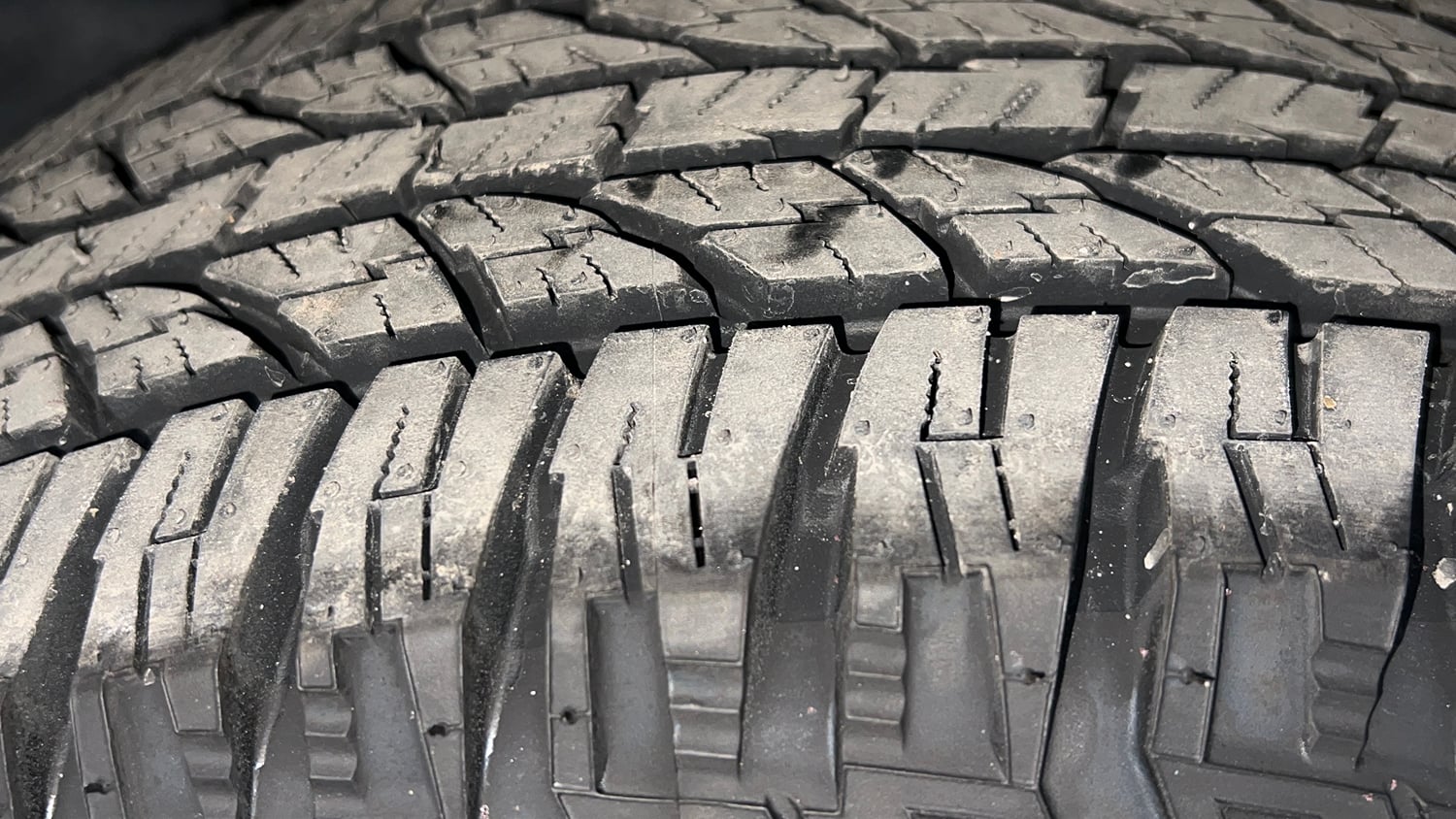 Used 2017 Renault Duster RXS CVT Petrol Automatic tyres RIGHT REAR TYRE TREAD VIEW