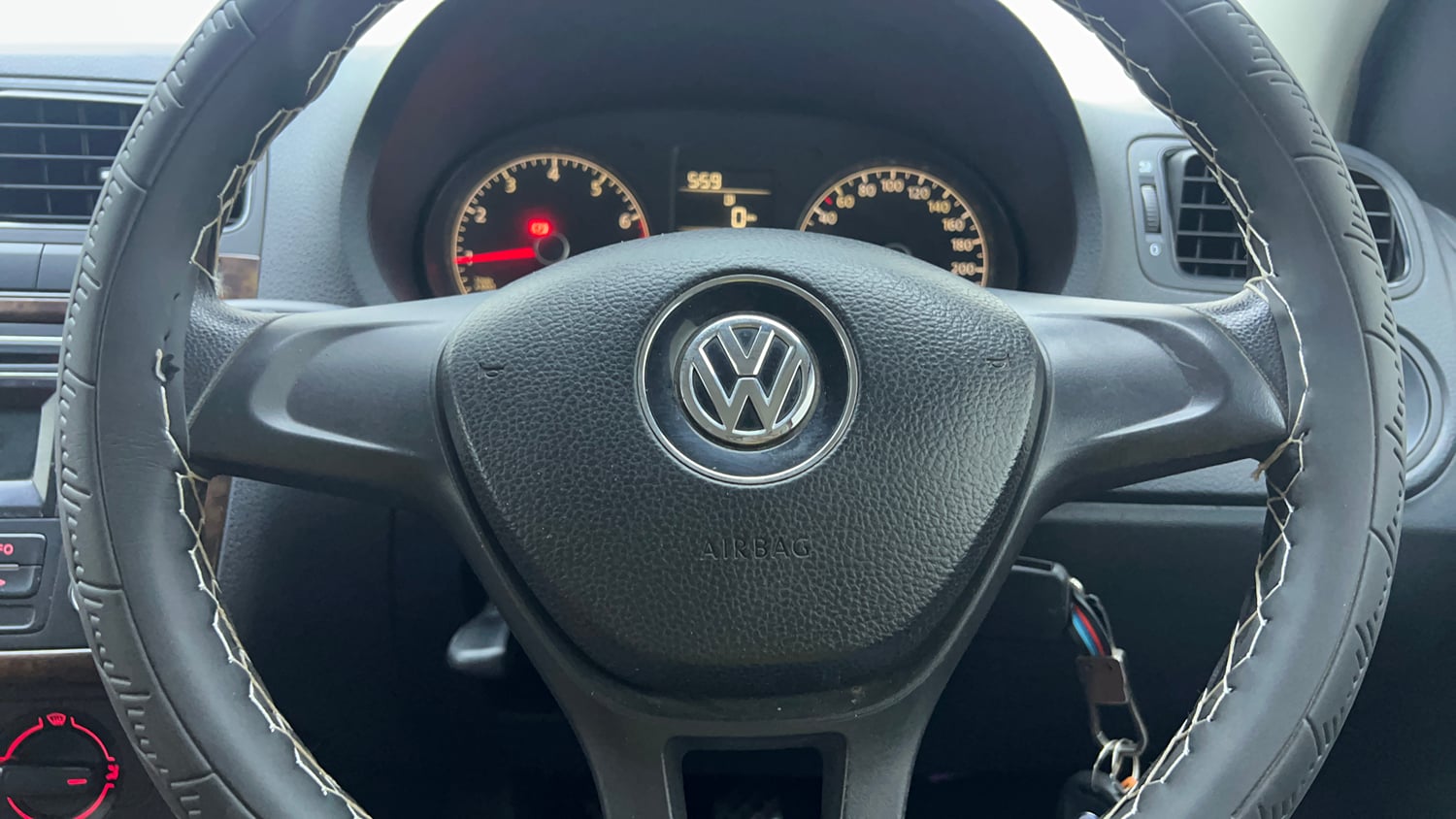 Used 2014 Volkswagen Polo Comfortline 1.2L (P) Petrol Manual top_features Steering mounted controls