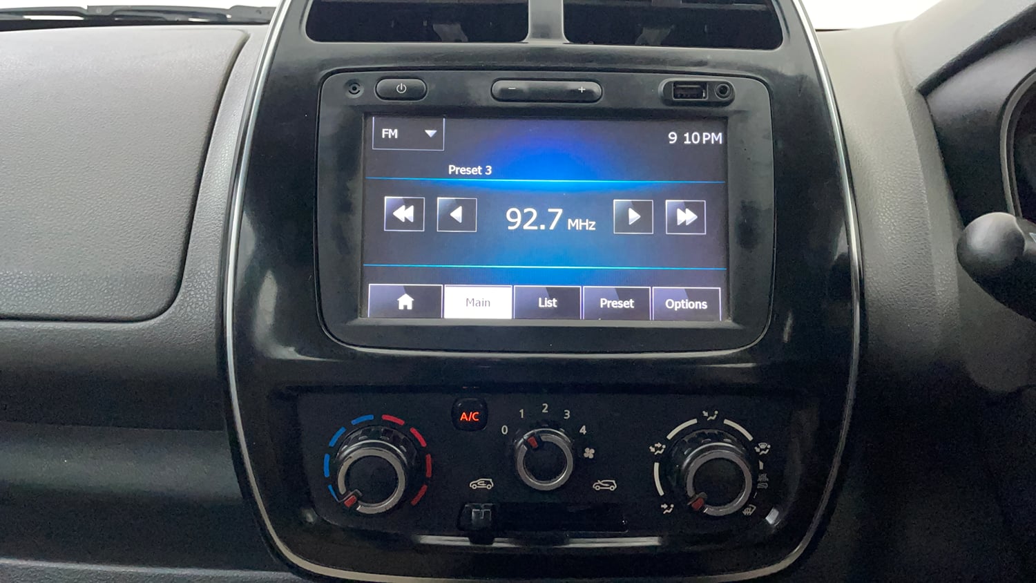 Used 2016 Renault Kwid RXT Petrol Manual interior MUSIC SYSTEM & AC CONTROL VIEW