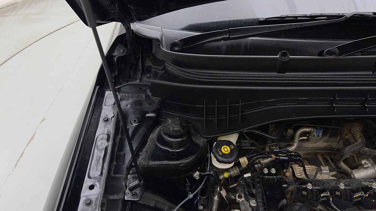 Used 2026 Hyundai Venue 1.2 Kappa Petrol MT HX5 Petrol Manual engine ENGINE RIGHT SIDE HINGE & APRON VIEW
