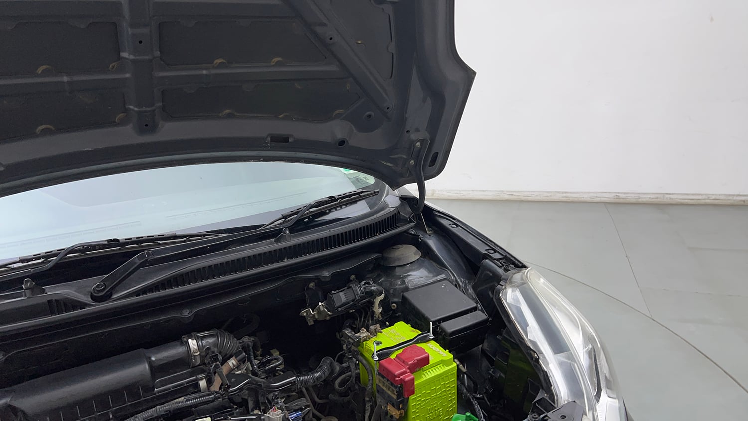 Used 2018 Maruti Suzuki Baleno Zeta 1.2 Petrol Manual engine ENGINE LEFT SIDE HINGE & APRON VIEW