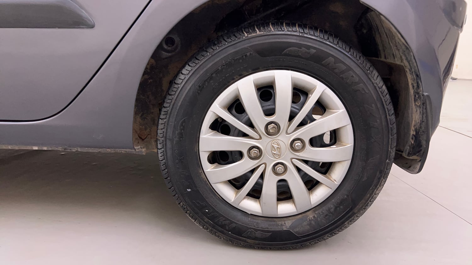 Used 2015 Hyundai i10 Sportz 1.1 iRDE2 Petrol Manual tyres LEFT REAR TYRE RIM VIEW