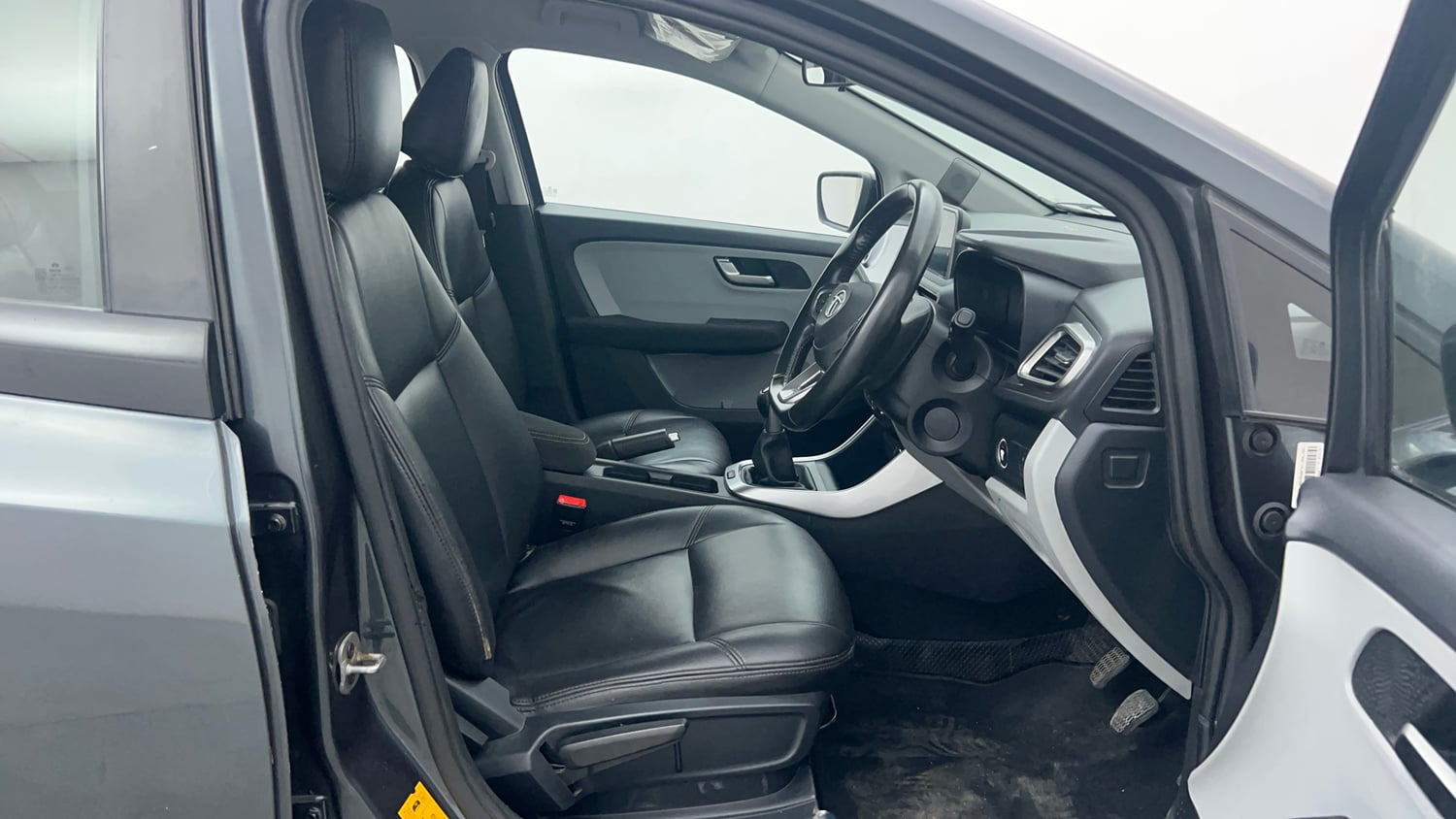 Used 2021 Tata Altroz XZ Petrol Petrol Manual interior RIGHT SIDE FRONT DOOR CABIN VIEW