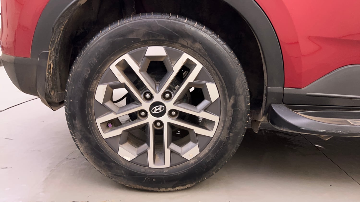Used 2023 Hyundai Venue SX (O) 1.0 Turbo DCT Petrol Automatic tyres RIGHT REAR TYRE RIM VIEW
