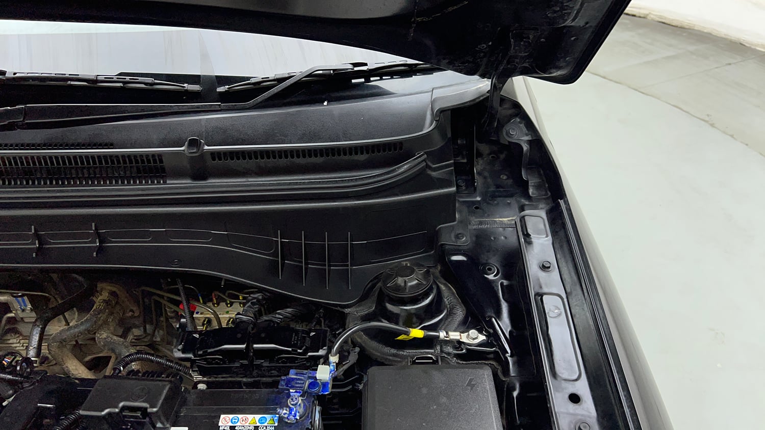 Used 2026 Hyundai Venue 1.2 Kappa Petrol MT HX5 Petrol Manual engine ENGINE LEFT SIDE HINGE & APRON VIEW