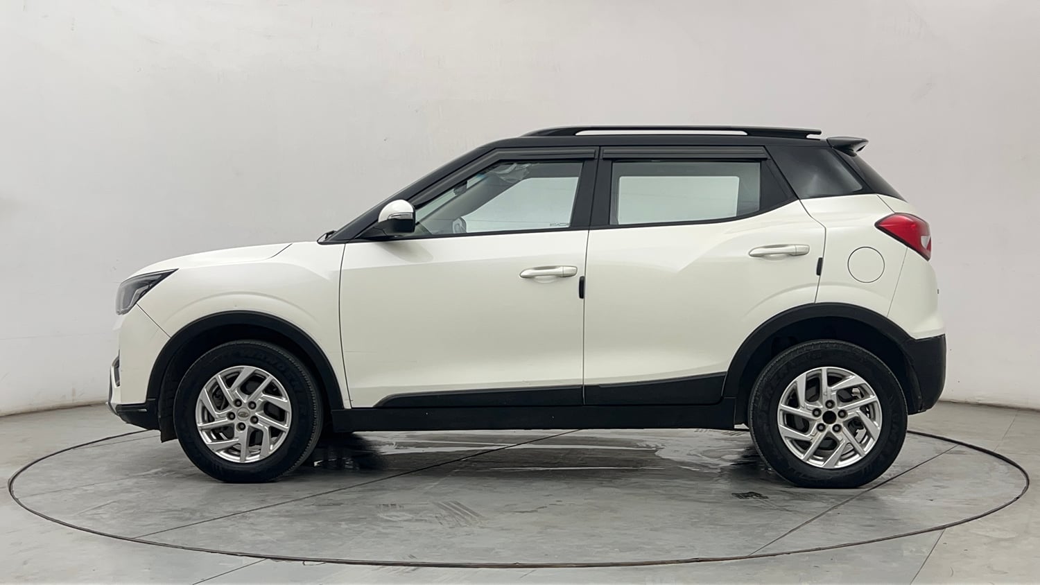 Used 2022 Mahindra XUV 300 W8 1.5 Diesel Diesel Manual exterior LEFT SIDE VIEW
