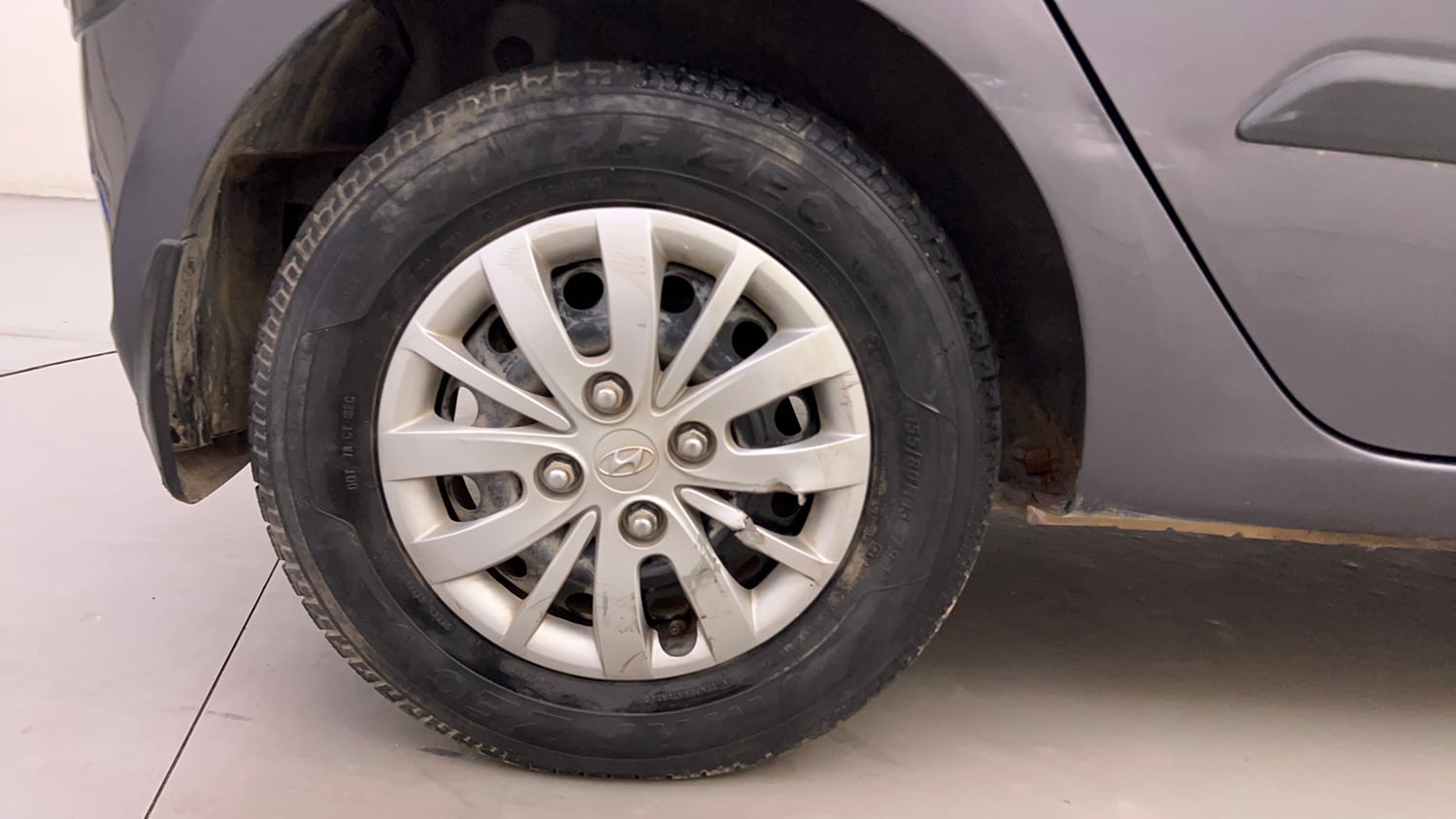 Used 2015 Hyundai i10 Sportz 1.1 iRDE2 Petrol Manual tyres RIGHT REAR TYRE RIM VIEW