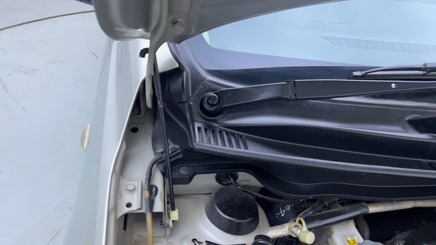Used 2020 Maruti Suzuki Celerio VXi CNG Cng Manual engine ENGINE RIGHT SIDE HINGE & APRON VIEW