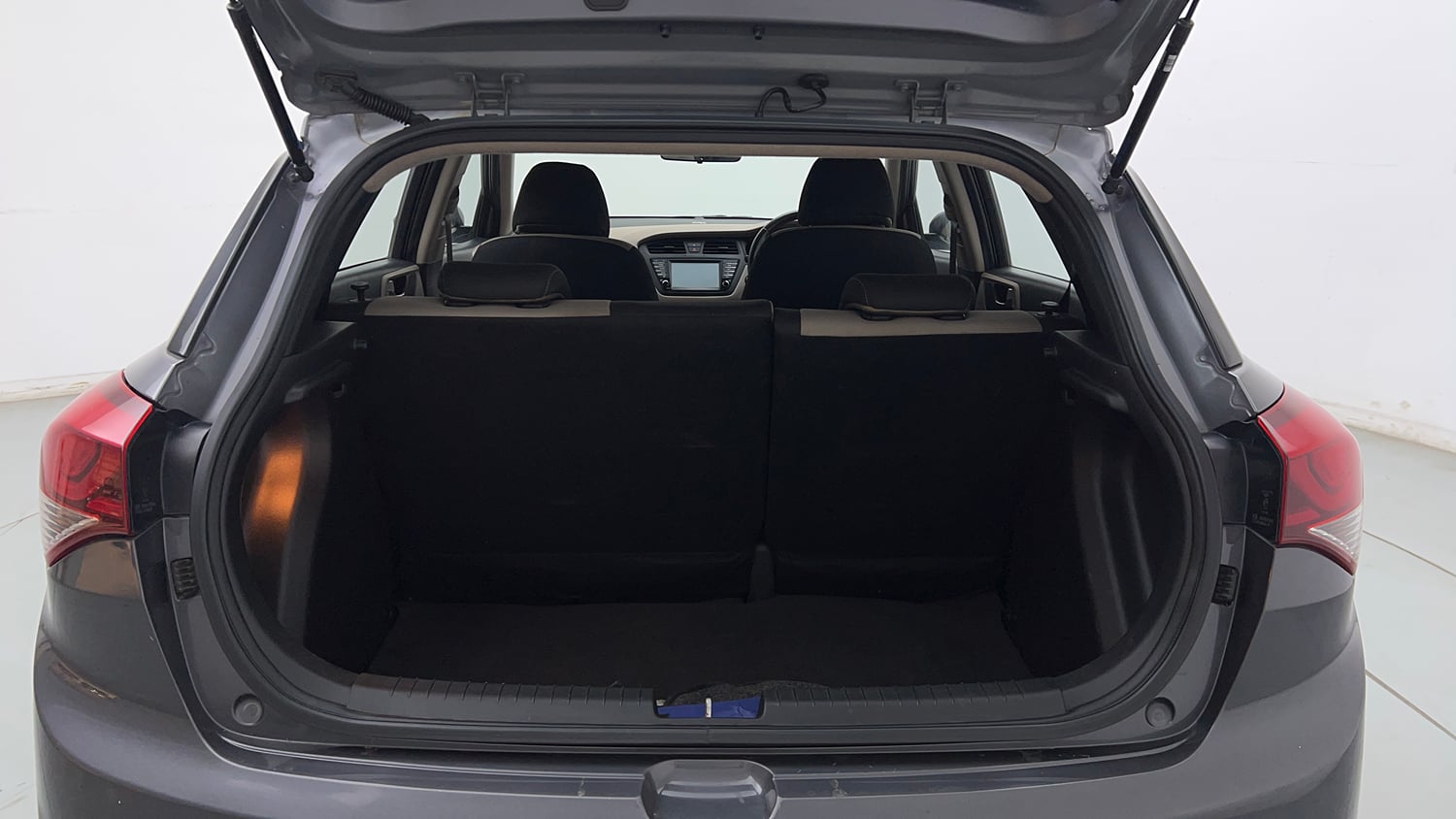 Used 2017 Hyundai Elite i20 Asta 1.2 (O) Petrol Manual interior DICKY INSIDE VIEW
