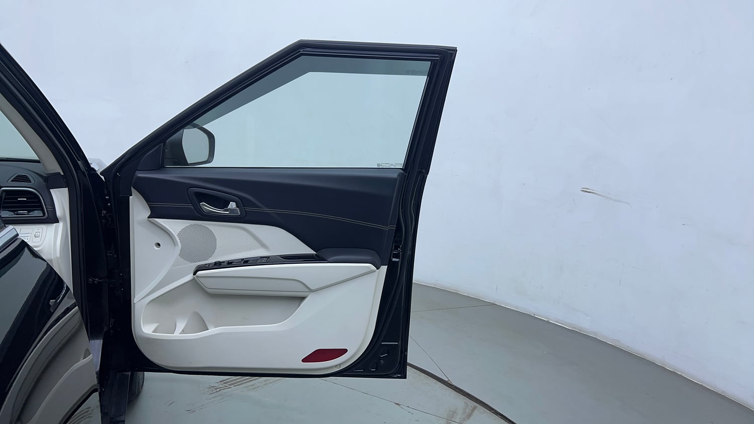 Used 2025 Mahindra XUV 3XO AX7 1.2 Petrol AT Petrol Automatic interior RIGHT FRONT DOOR OPEN VIEW