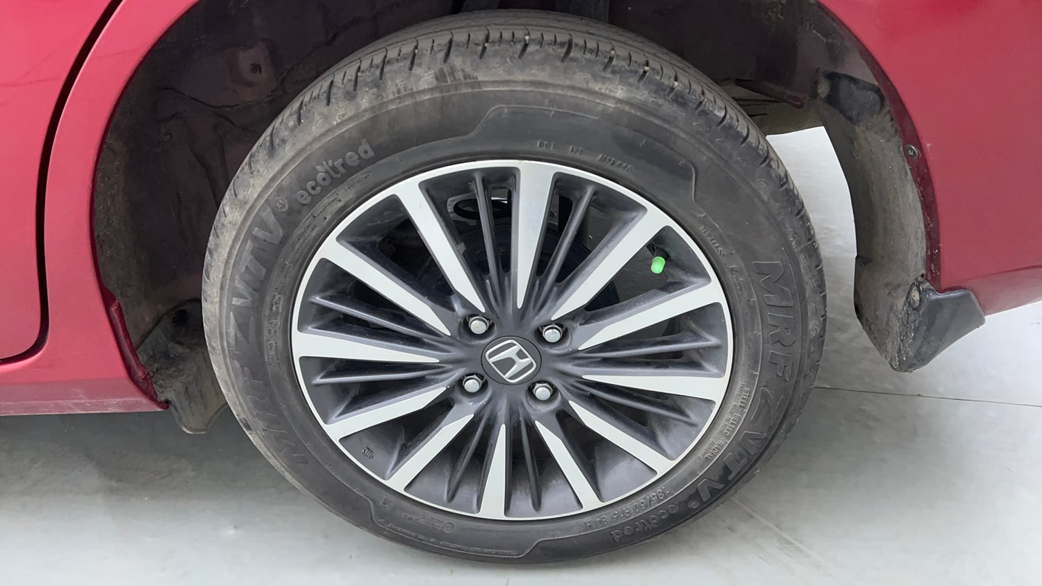 Used 2025 Honda Amaze ZX 1.2 Petrol CVT Petrol Automatic tyres LEFT REAR TYRE RIM VIEW