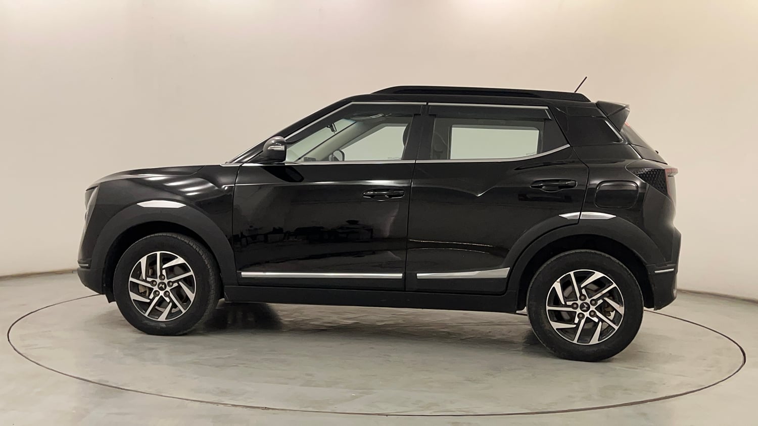Used 2024 Mahindra XUV 3XO AX5 1.5 Diesel Diesel Manual exterior LEFT SIDE VIEW