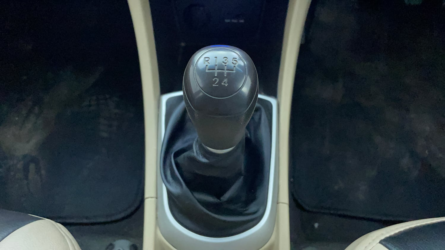 Used 2014 Hyundai Verna Fluidic 1.6 VTVT SX Petrol Manual interior GEAR  KNOB VIEW
