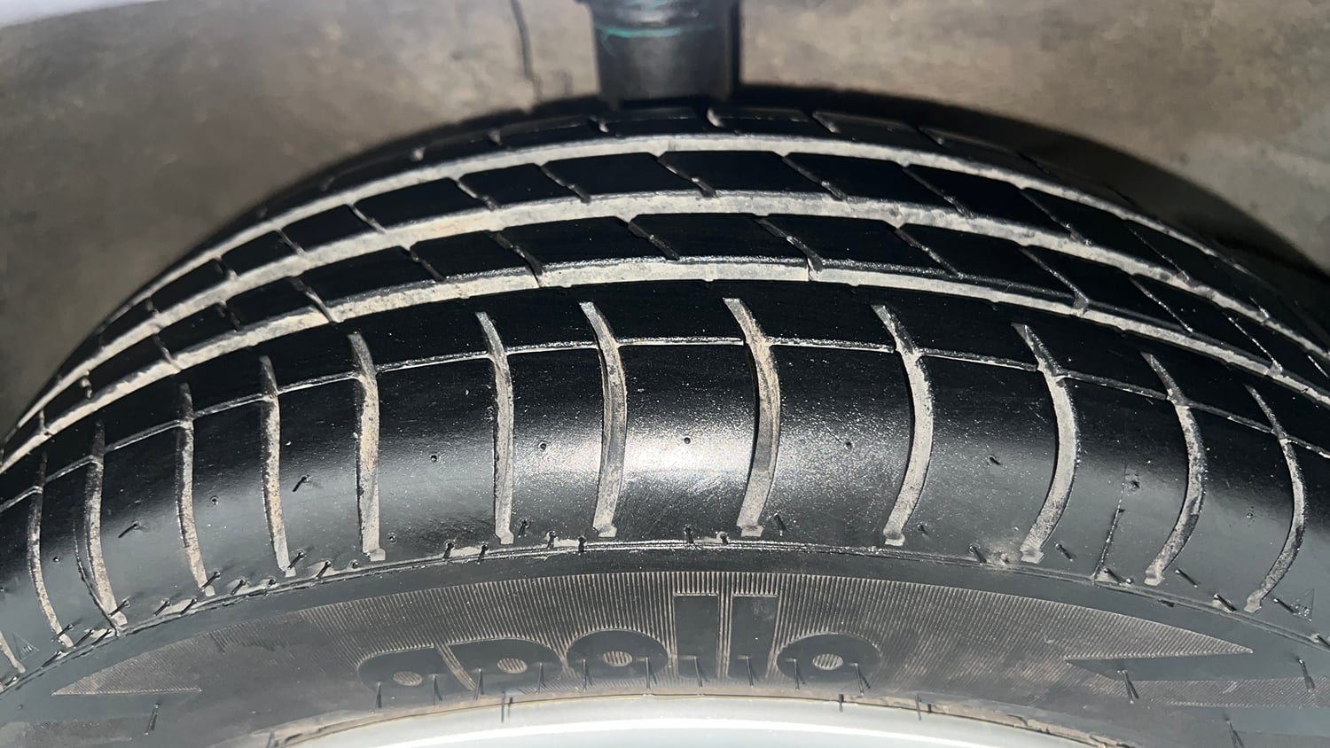 Used 2015 Maruti Suzuki Wagon R VXI Petrol Manual tyres RIGHT FRONT TYRE TREAD VIEW