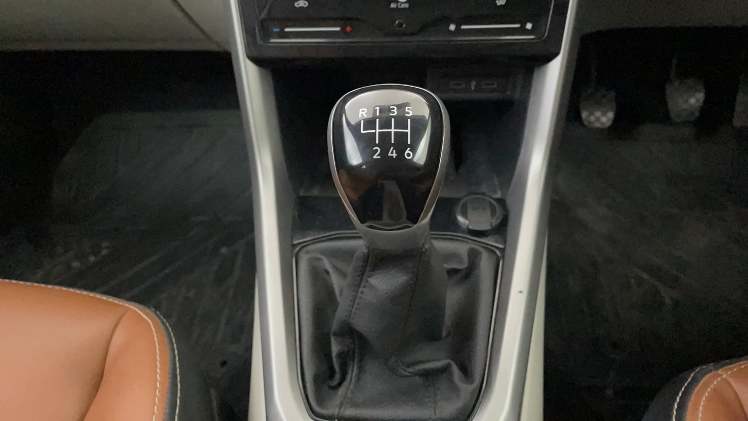 Used 2022 Volkswagen Taigun Highline 1.0 TSI MT Petrol Manual interior GEAR  KNOB VIEW