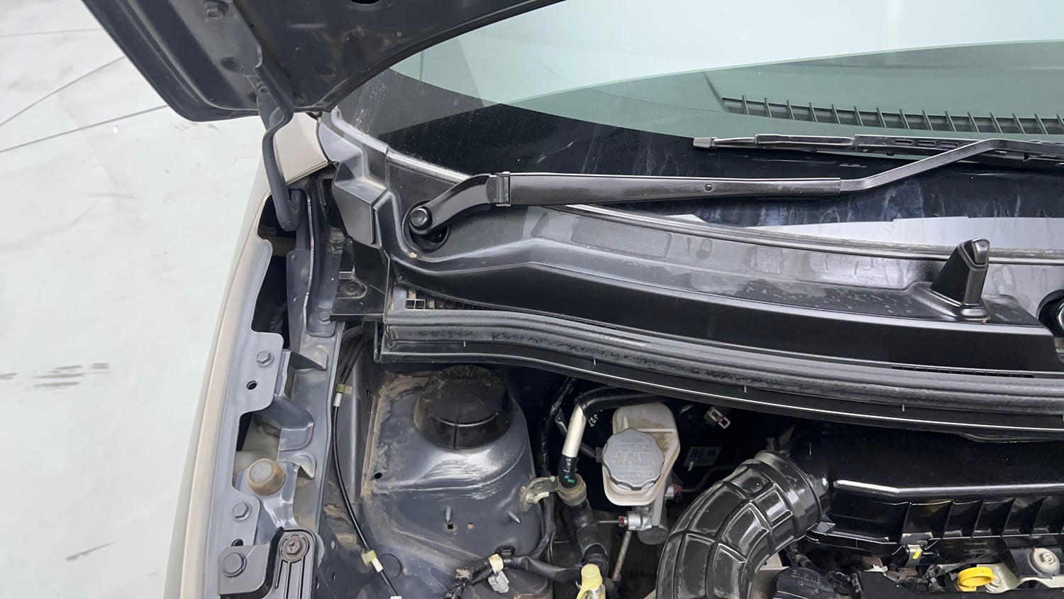 Used 2020 Maruti Suzuki Wagon R 1.0 LXi 1.0 Petrol Manual engine ENGINE RIGHT SIDE HINGE & APRON VIEW