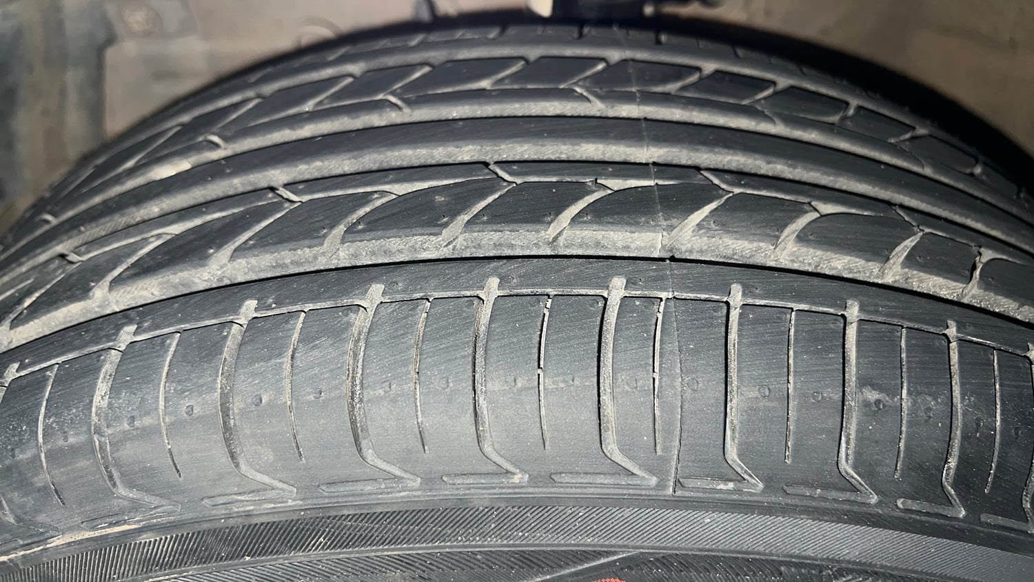 Used 2015 Maruti Suzuki Swift ZXi Petrol Manual tyres LEFT FRONT TYRE TREAD VIEW