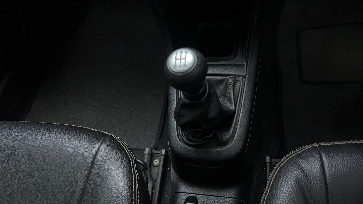 Used 2017 Maruti Suzuki Swift Lxi (O) Petrol Manual interior GEAR  KNOB VIEW
