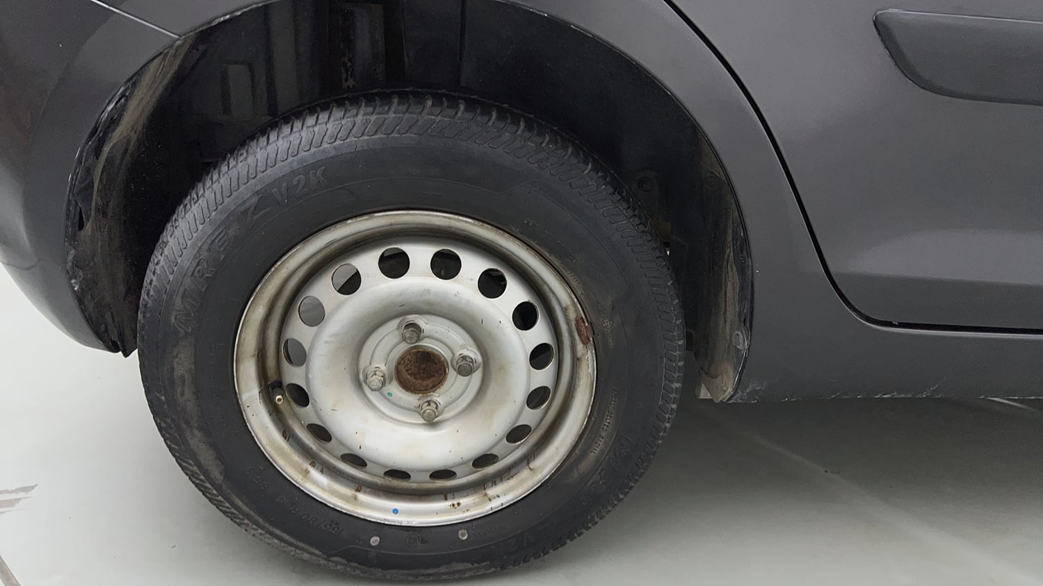 Used 2017 Maruti Suzuki Swift Lxi (O) Petrol Manual tyres RIGHT REAR TYRE RIM VIEW