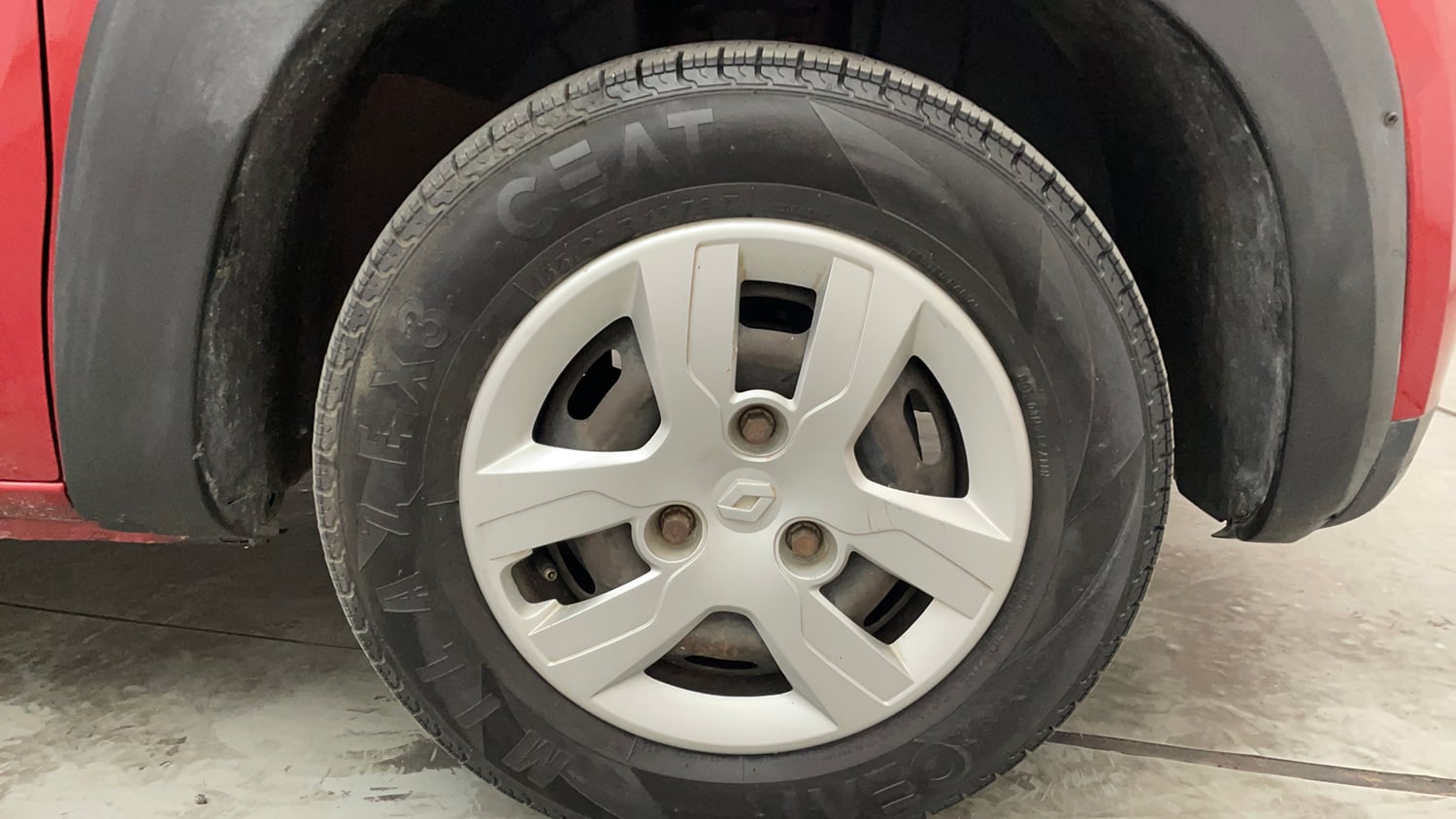Used 2016 Renault Kwid RXT Petrol Manual tyres RIGHT FRONT TYRE RIM VIEW