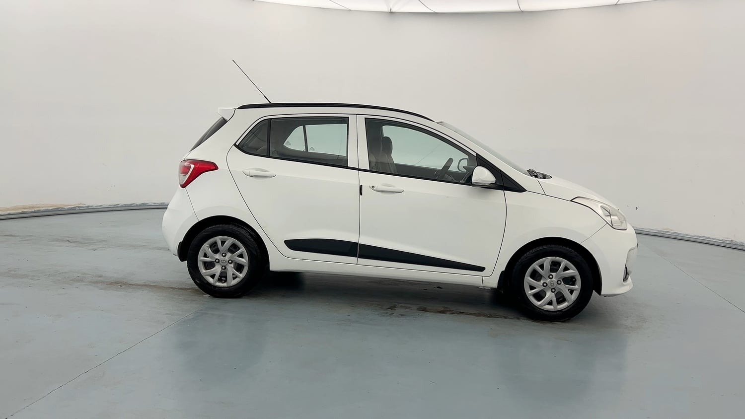 Used 2019 Hyundai Grand i10 Sportz 1.2 Kappa VTVT Petrol Manual exterior RIGHT SIDE VIEW