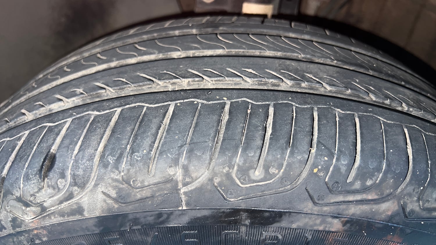 Used 2014 Volkswagen Polo Comfortline 1.2L (P) Petrol Manual tyres LEFT FRONT TYRE TREAD VIEW