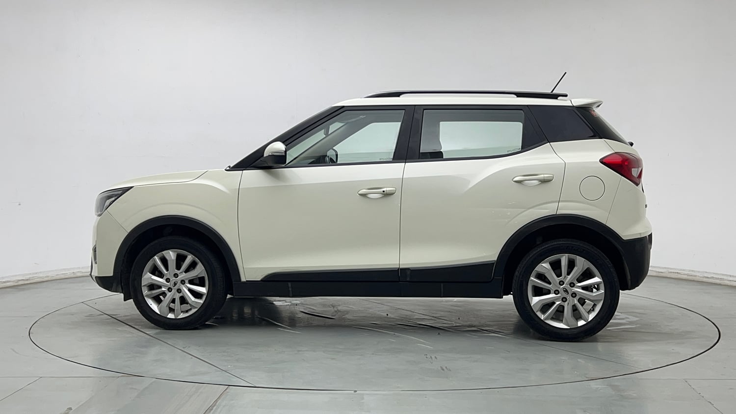 Used 2021 Mahindra XUV 300 W8 1.2 Petrol Petrol Manual exterior LEFT SIDE VIEW