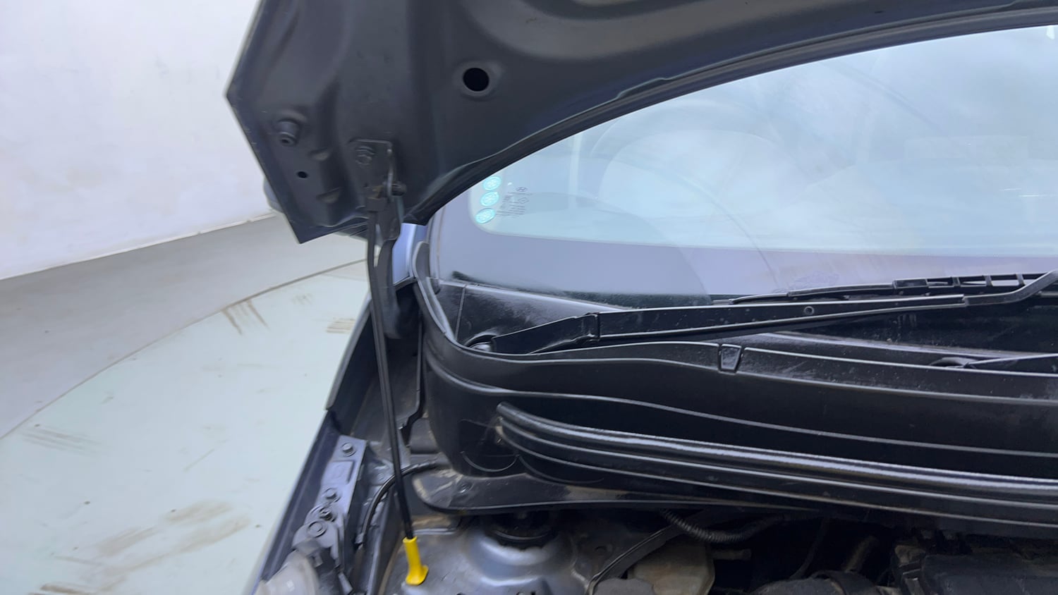 Used 2015 Hyundai Xcent SX 1.2 Petrol Manual engine ENGINE RIGHT SIDE HINGE & APRON VIEW
