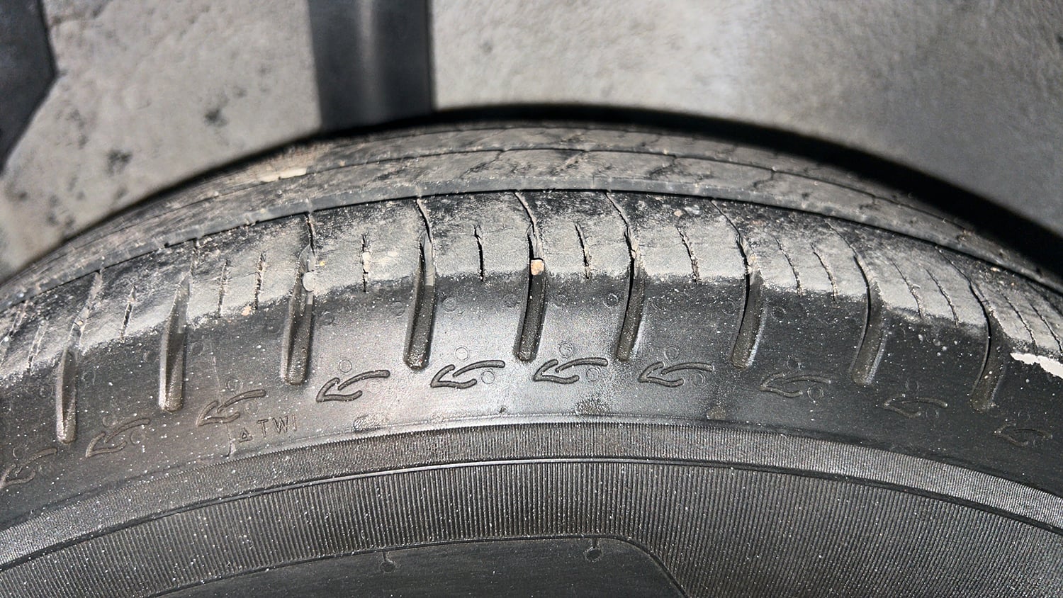 Used 2013 Maruti Suzuki Ritz Vxi BS-IV Petrol Manual tyres RIGHT REAR TYRE TREAD VIEW