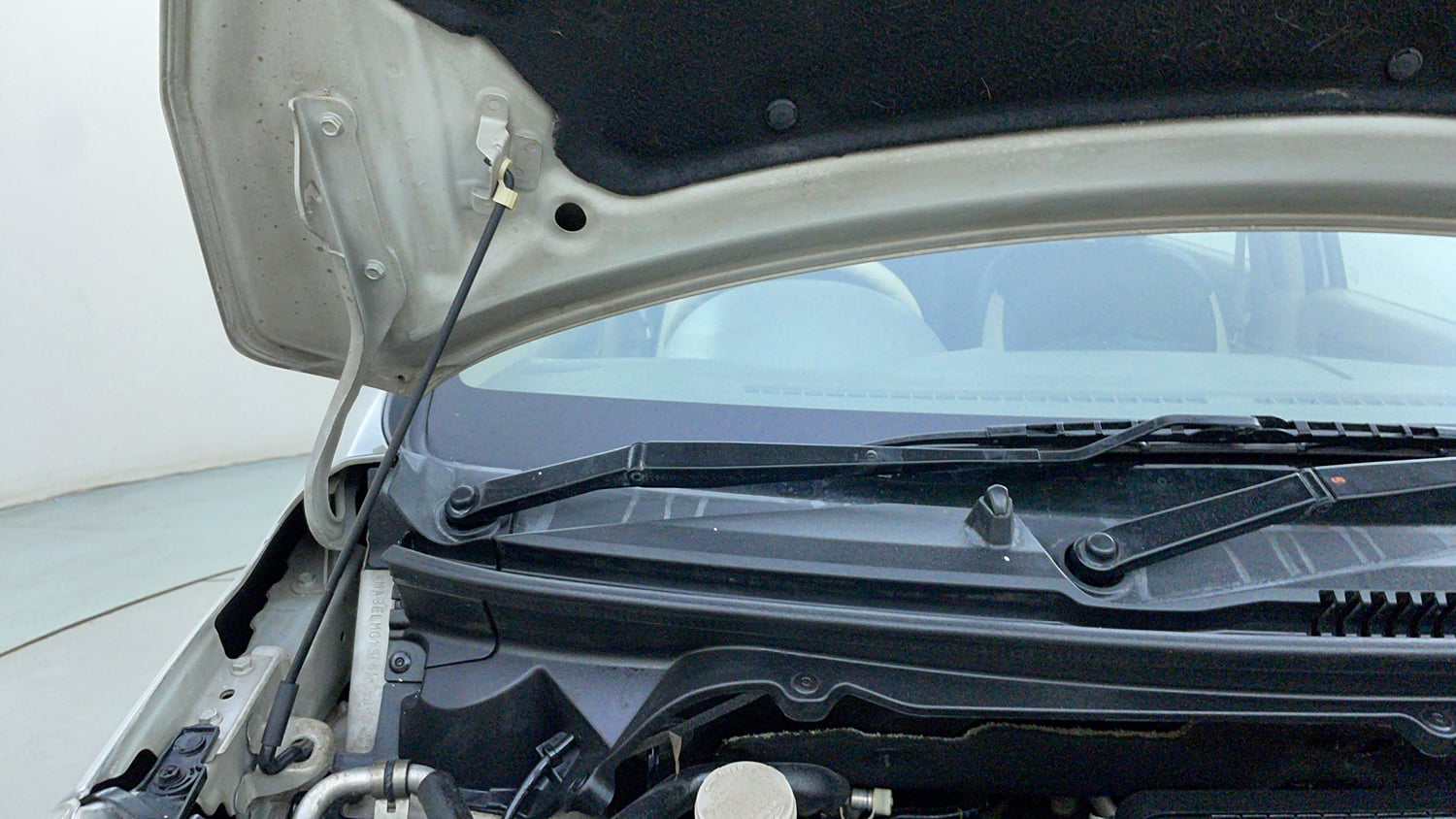 Used 2017 Maruti Suzuki Ertiga ZXI+ Petrol Manual engine ENGINE RIGHT SIDE HINGE & APRON VIEW
