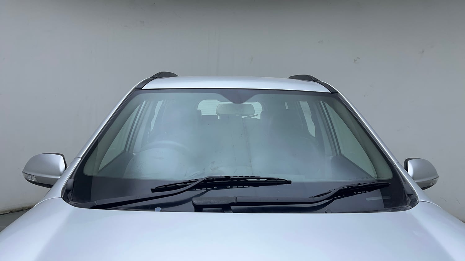 Used 2017 Mahindra XUV500 W4 Diesel Manual exterior FRONT WINDSHIELD VIEW