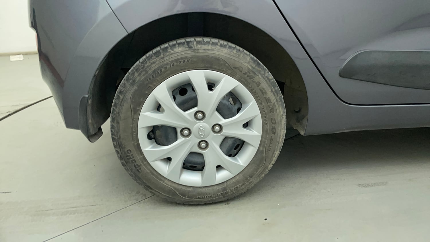 Used 2016 Hyundai Grand i10 Magna AT 1.2 Kappa VTVT Petrol Automatic tyres RIGHT REAR TYRE RIM VIEW