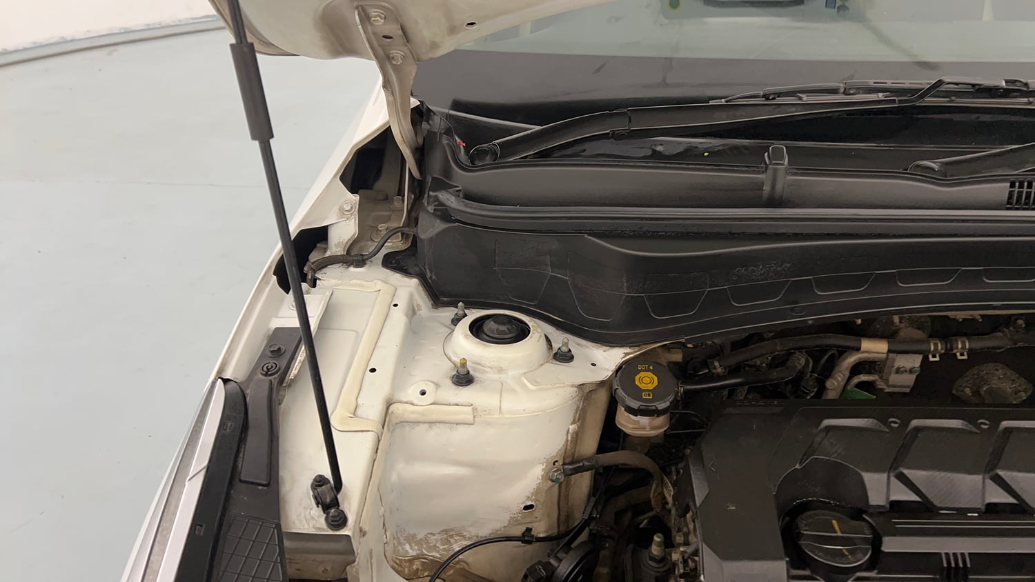Used 2020 Kia Seltos HTX 1.5 Petrol Manual engine ENGINE RIGHT SIDE HINGE & APRON VIEW