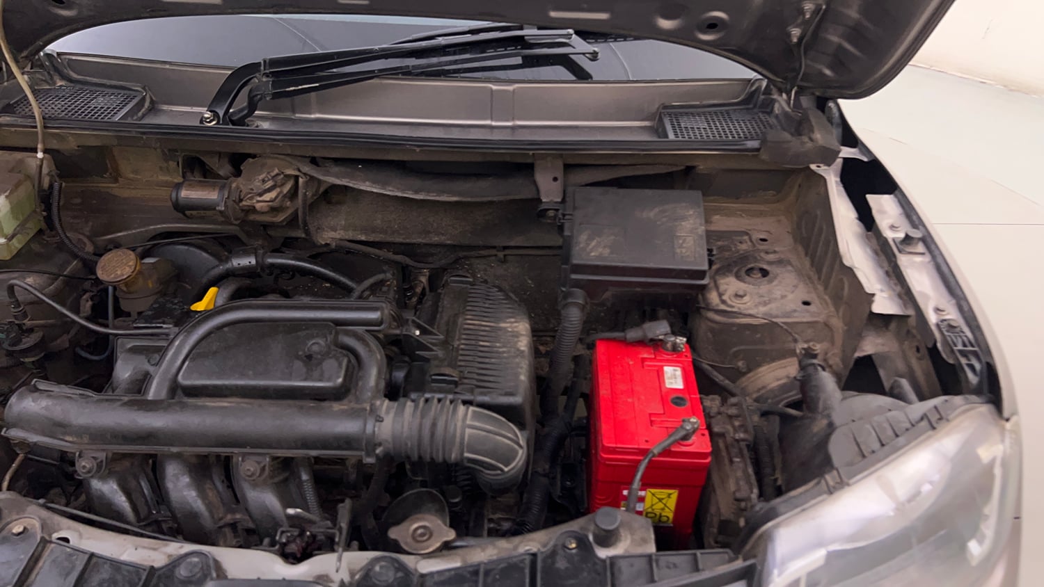 Used 2018 Renault Kwid 1.0 RXT AMT Opt Petrol Automatic engine ENGINE LEFT SIDE HINGE & APRON VIEW