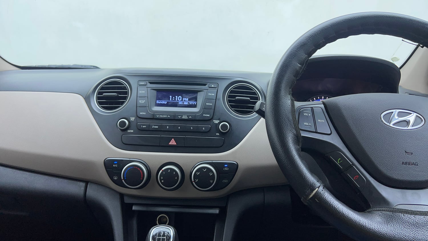 Used 2015 Hyundai Xcent SX 1.2 Petrol Manual interior MUSIC SYSTEM & AC CONTROL VIEW