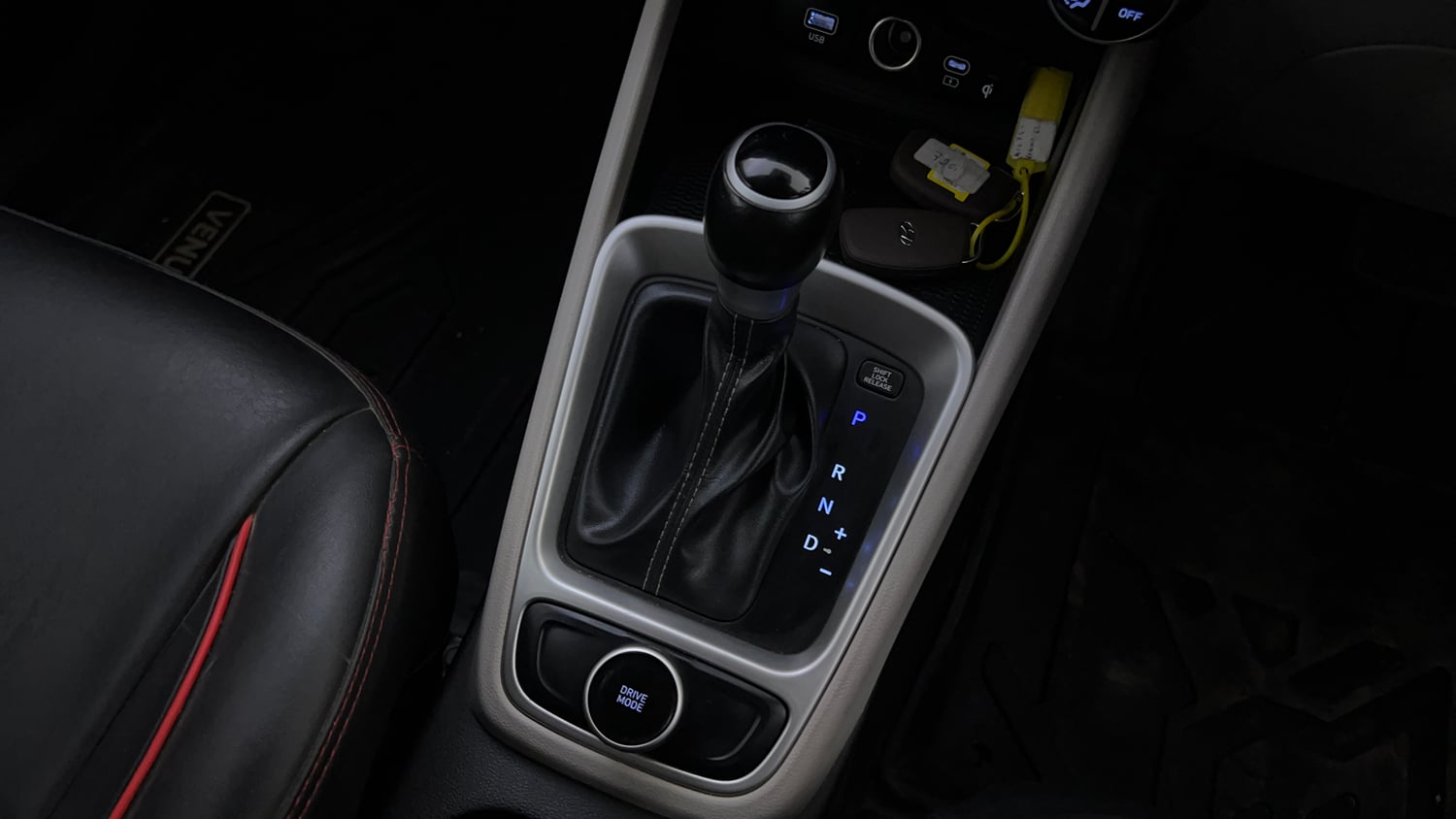 Used 2023 Hyundai Venue SX (O) 1.0 Turbo DCT Petrol Automatic interior GEAR  KNOB VIEW