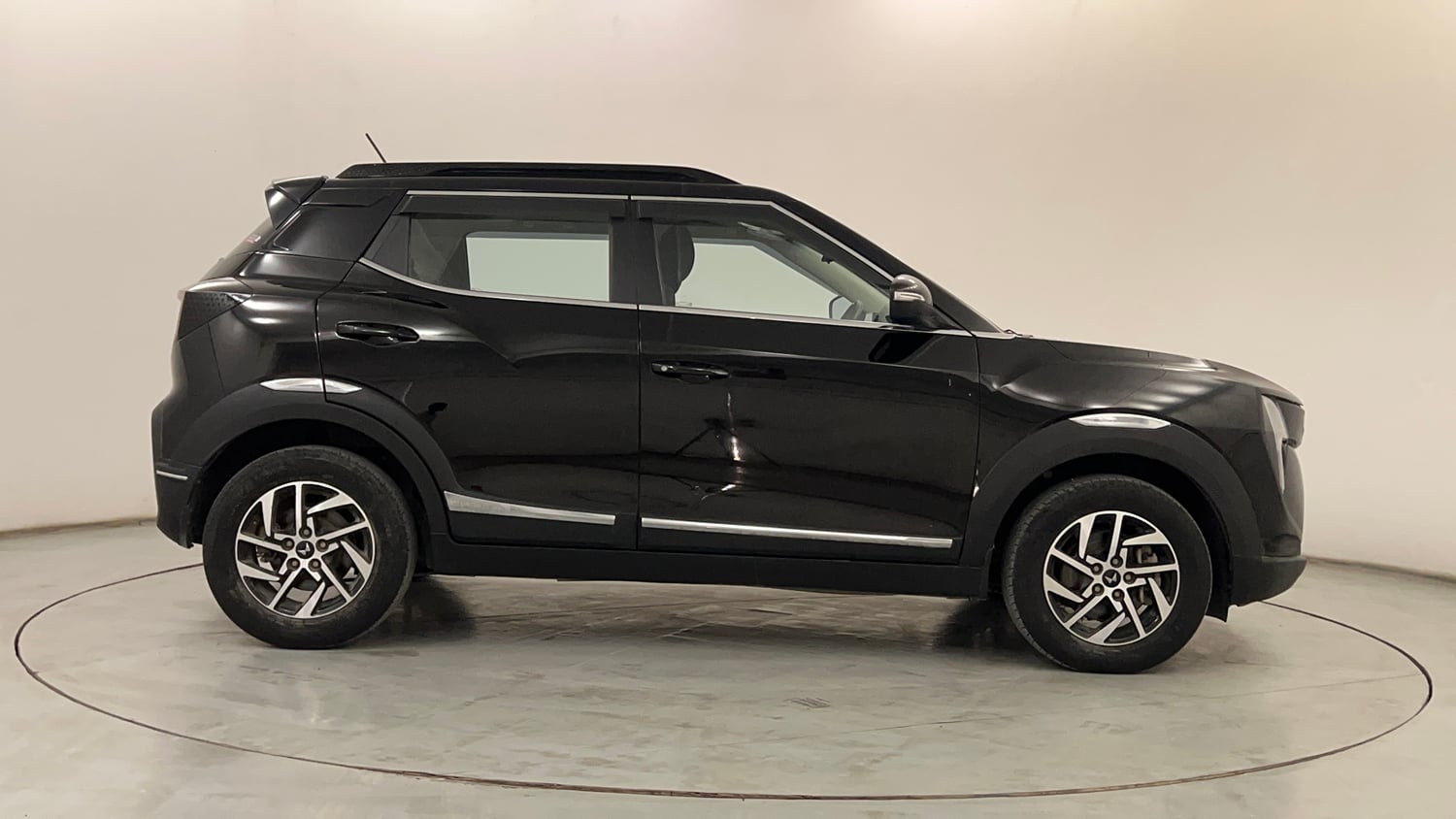 Used 2024 Mahindra XUV 3XO AX5 1.5 Diesel Diesel Manual exterior RIGHT SIDE VIEW