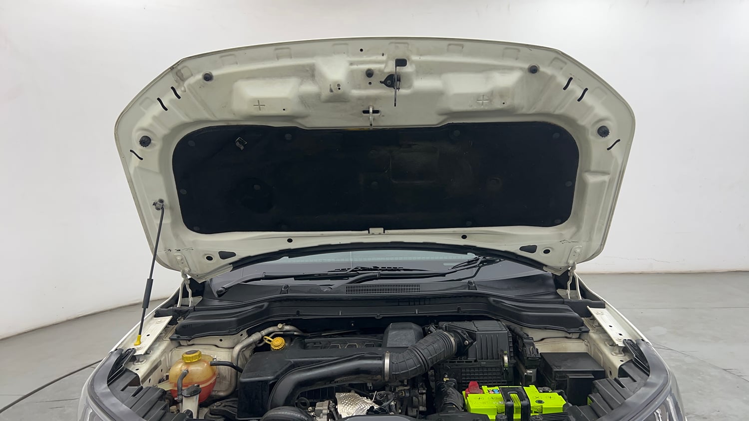 Used 2022 Mahindra XUV 300 W8 1.5 Diesel Diesel Manual engine ENGINE & BONNET OPEN FRONT VIEW