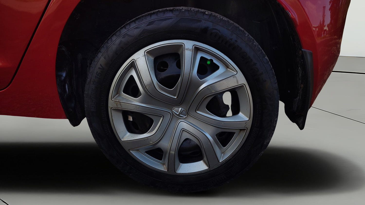 Used 2020 Tata Altroz XT Petrol Petrol Manual tyres LEFT REAR TYRE RIM VIEW