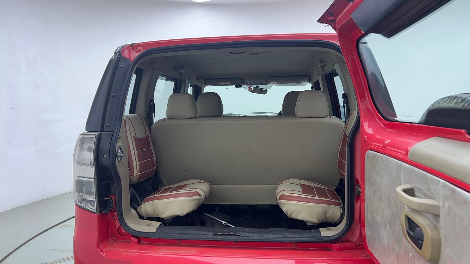 Used 2020 Mahindra TUV300 T4 Plus Diesel Manual interior DICKY INSIDE VIEW