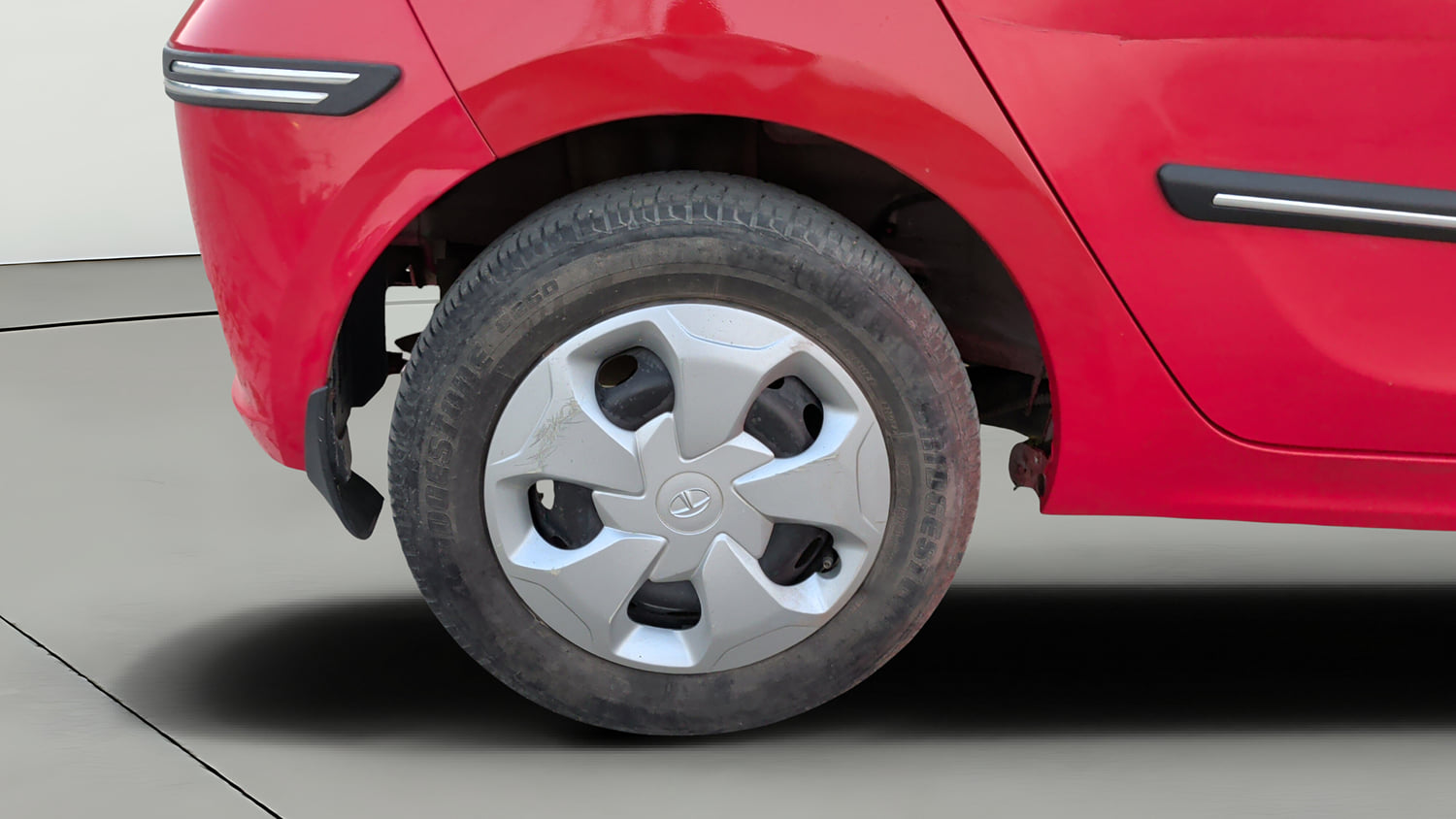 Used 2021 Tata Tiago XT Petrol Manual tyres RIGHT REAR TYRE RIM VIEW