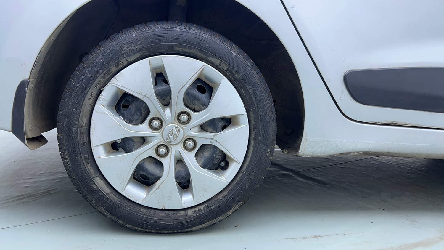 Used 2015 Hyundai Xcent S 1.2 Petrol Manual tyres RIGHT REAR TYRE RIM VIEW